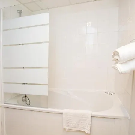 Grand Avec Climatisation, Balcon Proche Gare Centre ルルド