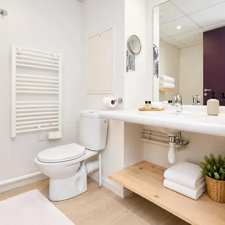 Apartment Grand Avec Climatisation, Balcon Proche Gare Centre *